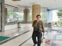 Video: Bayinya Meninggal, Ayah Demo RSUD Karawang Seorang Diri