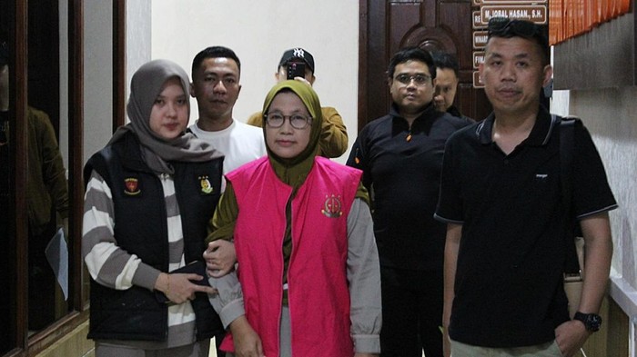 Endang Peristiwati (56) DPO korupsi Rp 2 miliar di salah satu bank di Lampung Tengah saat diamankan Kejari
