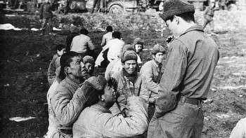 Tentara China Memohon Tentara Korea Agar Mengampuni Nyawa Mereka, 1951 Foto: Ranker