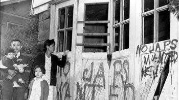 Sebuah keluarga Amerika keturunan Jepang kembali ke rumah setelah menjalani kamp interniran di Seattle, Washington, 1945 Foto: Ranker