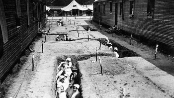 Perawat Prancis di Parit Antara Bangsal Rumah Sakit, 1918 Foto: Ranker