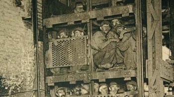Penambang Batu Bara Belgia Dijejali Lift Poros Tambang, 1900-an Foto: Ranker