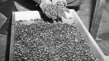 Cincin Kawin Dilepas dari Korban Holocaust, 5 Mei 1945 Foto: Ranker