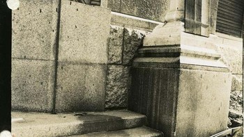 Bayangan Orang yang Terbakar Api Saat Duduk di Tangga Kantor Cabang Hiroshima Bank Sumitomo, 1945 Foto: Ranker