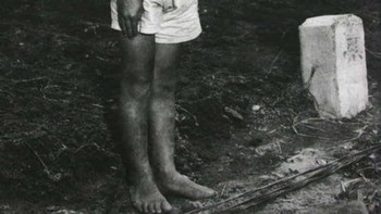 Pada tanggal 9 Agustus 1945, Amerika Serikat menjatuhkan bom atom kedua di negara Jepang. Pengeboman kedua terjadi di Nagasaki dan diperkirakan telah merenggut nyawa antara 39.000 hingga 80.000 orang. Foto ini memperlihatkan seorang anak laki-laki Jepang menggendong adik laki-lakinya yang telah meninggal ke tempat kremasi. Foto: Ranker