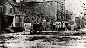 Lokasinya mungkin tidak tampak menyeramkan - tetapi tanggal tersebut dipenuhi dengan kesedihan dan kebingungan. Sehari sebelumnya, Presiden AS Abraham Lincoln ditembak saat menghadiri pertunjukan Our American Cousin bersama istrinya di Fords Theatre di Washington, DC. Dalam gambar terlihat tempat pertunjukan dengan papan nama untuk pertunjukan mendatang The Octoroon; namun, pertunjukannya dibatalkan.  Aktor John Wilkes Booth menembak Lincoln sekitar pukul 10:20 malam pada tanggal 14 April. Setelah mengalami luka di kepala, Lincoln dibawa ke Petersen House di seberang jalan. Di sanalah para dokter menanganinya, dan akhirnya memutuskan bahwa kematiannya tidak dapat dihindari. Foto: Ranker