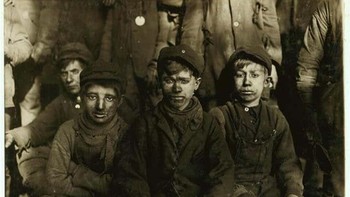 Pekerja anak merupakan bagian penting dari angkatan kerja di AS (belum lagi di bagian lain dunia) sepanjang abad ke-19. Karena tidak ada tempat untuk membawa anak-anak, orang tua mungkin akan membawa mereka bekerja. Selain itu, demi kelangsungan hidup keluarga, mungkin diperlukan semua pihak yang terlibat untuk menghasilkan uang.  Di antara lokasi tempat anak-anak bekerja adalah tambang batu bara. Tidak jelas berapa usia anak laki-laki dalam foto ini, tetapi anak laki-laki pemecah batu bara biasanya dipekerjakan untuk membersihkan kotoran dari batu bara. Mereka yang bekerja di tambang batu bara bisa berusia 12 tahun. Foto: Ranker