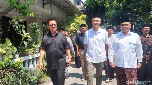 Ganjar dan Taj Yasin saat di rumah duka Alamuddin Dimyati Rois, Kendal, Selasa (6/4/2025).