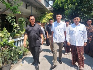 Ganjar hingga Cak Imin Melayat ke Rumah Duka Alamudin Dimyati Rois