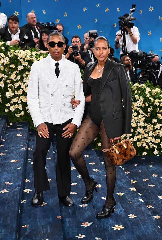 Istri Pharrel Williams, Helen Williams, yang dikenal sebagai desainer tampil dengan gaya pantless di Met Gala 2025. Helen memakai bodysuit kulit yang dipadukan dengan stocking motif monogram Louis Vuitton. Foto: PA Images via Getty Images/Matt Crossick - PA Images