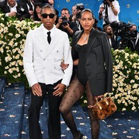 Istri Pharrel Williams, Helen Williams, yang dikenal sebagai desainer tampil dengan gaya pantless di Met Gala 2025. Helen memakai bodysuit kulit yang dipadukan dengan stocking motif monogram Louis Vuitton. Foto: PA Images via Getty Images/Matt Crossick - PA Images
