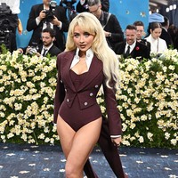 Gaya pantless yang mulai populer pada tahun 1960-70an menghiasi Met Gala 2025. Gaya pantless biasanya muncul dalam bentuk leotard, bodysuit, atau mini dress yang sangat pendek. Seperti gaya Sabrina Carpenter ini yang memakai unitard warna burgundy dan crop blazer yang dihiasi ekor. Foto: Variety via Getty Images/Gilbert Flores