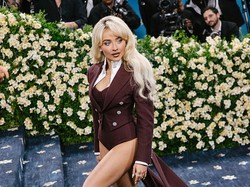 Gaya 7 Artis di Met Gala 2025 dengan Tren Pantless, Lisa Hingga Hailey Bieber