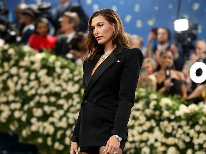 Makeup Hailey Bieber di Met Gala 2025
