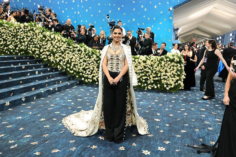 Gaya Isha Ambani di MET Gala 2025
