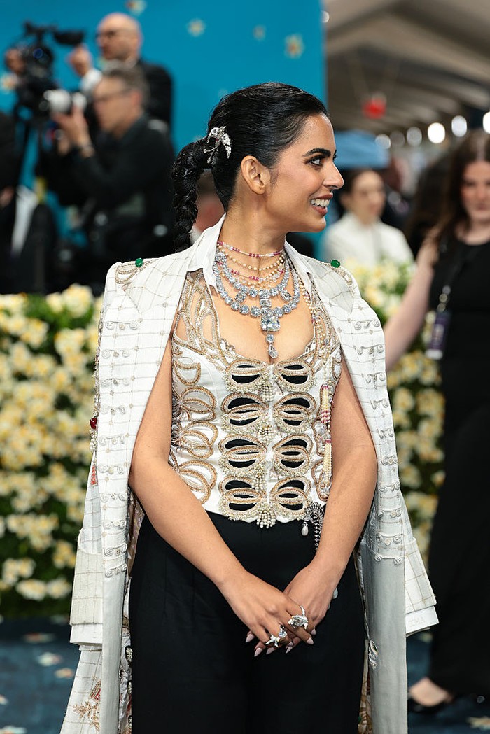 Gaya Isha Ambani di MET Gala 2025