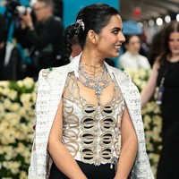 sha Ambani, sosialita sekaligus putri Mukesh Ambani, orang terkaya se-Asia, memakai perhiasan dari koleksi pribadinya yang terinspirasi dari Maharaja Nawanagar, termasuk kalung bergaya vintage dengan 89 batu permata seberat total 481,42 karat. Permata terbesar dalam kalung tersebut adalah berlian cushion seberat 80,73 karat. (Foto: Getty Images)