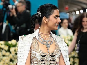 Crazy Rich Isha Ambani Hadiri Met Gala 2025, Leher Penuh Berlian Besar
