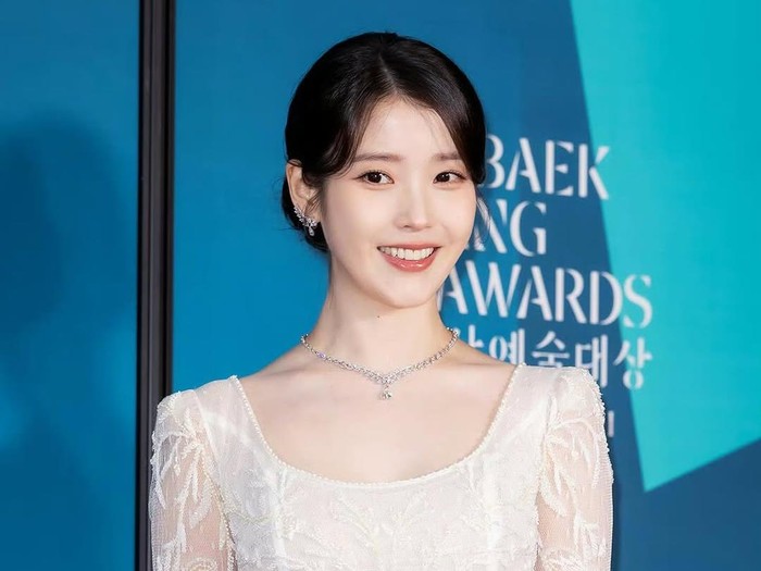 Gaya IU di Baeksang Arts Awards 2025