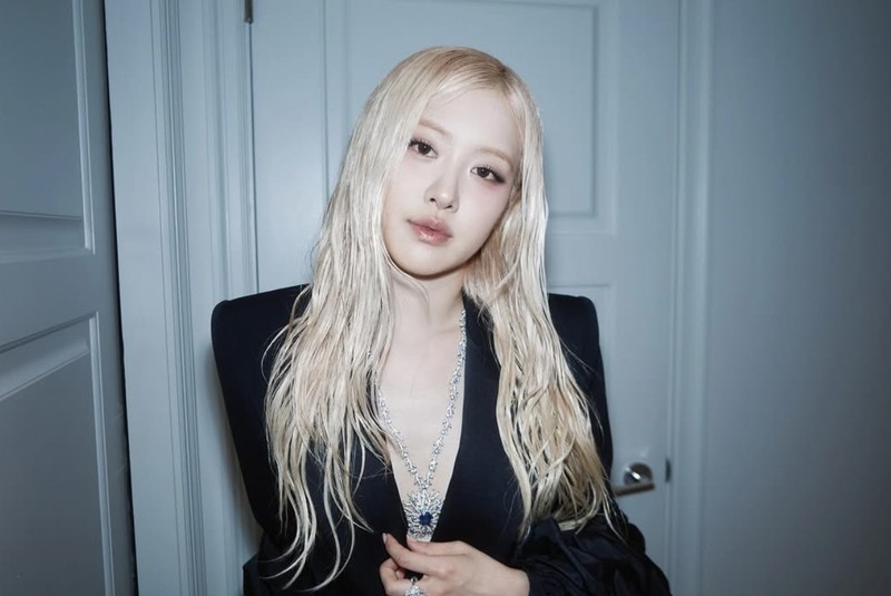 Gaya Keren Rose BLACKPINK Saat Pemotretan Bareng Makanan dan Kulineran