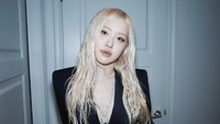 Salah satu member girl grup Korea BLACKPINK, Rose memeriahkan acara Met Gala yang berlangsung Senin (5/5) waktu New York. Rose mengikuti tema dress code Tailored For You dengan setelan gaun blazer dan celana hitam. Foto: Instagram roses_are_rosie
