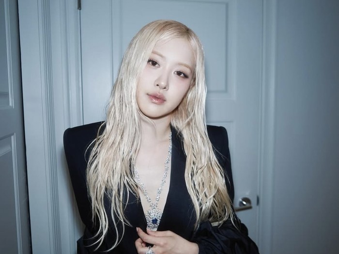 Gaya Keren Rose BLACKPINK Saat Pemotretan Bareng Makanan dan Kulineran