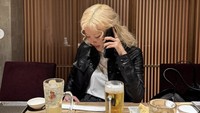 Di Jepang, pelantun lagu Toxic Till The End ini terlihat mampir ke restoran tema izakaya. Tampak ada camilan crackers dan beberapa gelas bir di meja. Foto: Instagram roses_are_rosie