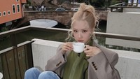 Rose tengah jalani pemotretan fashion di Jerman. Salah satu momen yang ditangkap adalah ia bersama secangkir minuman hangat. Foto: Instagram roses_are_rosie