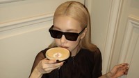 Espresso martini anyone?, tulis wanita yang jago menulis lagu sendiri ini di keterangan Instagram. Gaya Rose tampak keren ya? Foto: Instagram roses_are_rosie