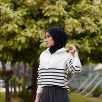 Warna basic yang timeless bisa juga menjadi pilihan kamu dalam berbusana sehari-hari. Seperti gaya Sashfit ini yang memadukan atasan knit putih dengan garis-garis hitam dengan palazzo pants hitam. Ia menata hijab pashmina meleyot dengan cara memasukkan ke dalam kerah baju membuat kesan clean look. Foto: Dok. Instagram @sashfir.