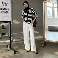 Fira Assegaf atau akrab disapa Sashfir, merupakan salah satu influencer hijab yang mempopulerkan gaya hijab meleyot. Ia sengaja menata hijab yang terlihat tidak tegak di atas dahi. Ia memadukan hijab dengan cardigan knit dengan celana putih. Foto: Dok. Instagram @sashfir.