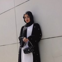 Gaya layer ala Sashfir juga bisa kamu tiru untuk berbagai kegiatan. Sashfir mengenakan dress putih polos dengan long outer hitam. Tak lupa ia memakai hijab pashmina meleyot hitam andalannya. Foto: Dok. Instagram @sashfir.