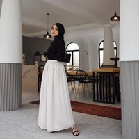 Influencer hijab kelahiran 4 Agustus 1997 ini memadukan atasan dan hijab pashmina hitam dengan rok putih. Gaya ini bisa kamu sontek saat ingin menghadiri acara formal.  Foto: Dok. Instagram @sashfir.
