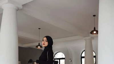 8 Ide Outfit OOTD Hitam Putih ala Sashfir Pakai Hijab Pashmina Meleyot