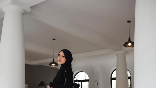8 Ide Outfit OOTD Hitam Putih ala Sashfir Pakai Hijab Pashmina Meleyot
