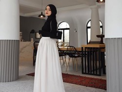 8 Ide Outfit OOTD Hitam Putih ala Sashfir Pakai Hijab Pashmina Meleyot