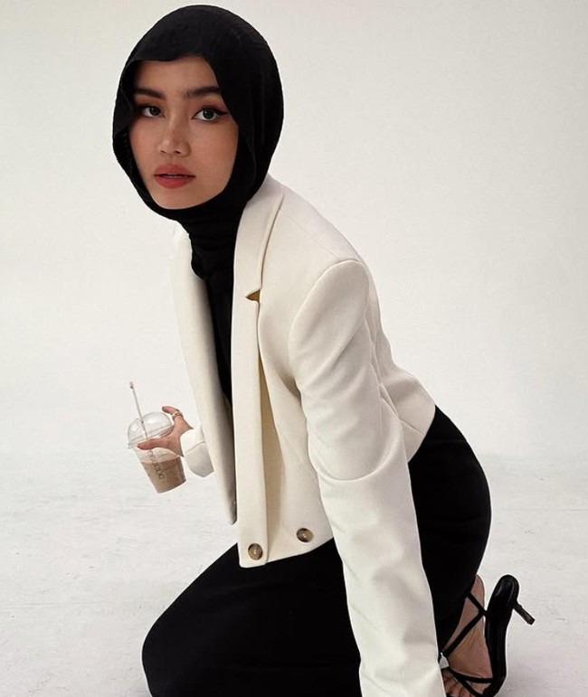 Salah satu fashion items favorit Sashfir adalah blazer. Dia kerap mengunggah foto OOTD dengan menggunakan blazer. Sashfr memilih blazer putih yang ia padukan dengan dress polos dan pashmina meleyot warna hitam. Foto: Dok. Instagram @sashfir.
