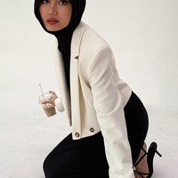 Salah satu fashion items favorit Sashfir adalah blazer. Dia kerap mengunggah foto OOTD dengan menggunakan blazer. Sashfr memilih blazer putih yang ia padukan dengan dress polos dan pashmina meleyot warna hitam. Foto: Dok. Instagram @sashfir.