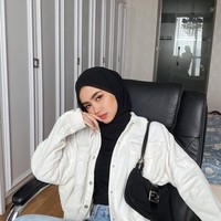 Sashfir mengenakan jacket corduroy broken white dengan dalaman dan hijab meleyot warna hitam. Agar tampil casual, ia memadukan outfit dengan jeans. Foto: Dok. Instagram @sashfir.