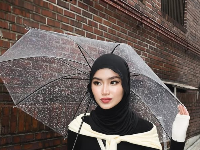 Rekomendasi warna hijab yang cocok untuk baju hitam.