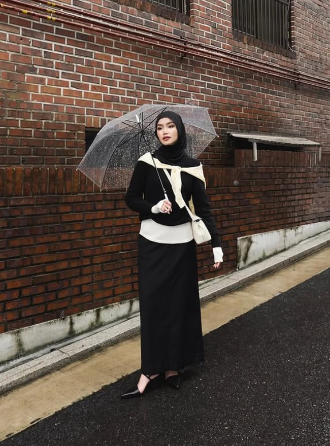 Melalui Instagram, Sashfir kerap mengunggah foto OOTD padu padan hijab meleyot dengan berbagai outfit. Dalam foto ini, Sashfir memadukan hijab dan atasan hitam dengan cardigan kit yang diikat di pundak sebagai pelengkap busana. Foto: Dok. Instagram @sashfir.