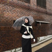 Melalui Instagram, Sashfir kerap mengunggah foto OOTD padu padan hijab meleyot dengan berbagai outfit. Dalam foto ini, Sashfir memadukan hijab dan atasan hitam dengan cardigan kit yang diikat di pundak sebagai pelengkap busana. Foto: Dok. Instagram @sashfir.