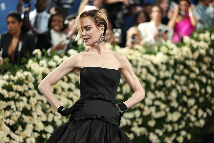 Pamela Anderson dan Nicole Kidman tampil dengan gaya rambut baru di Met Gala 2025