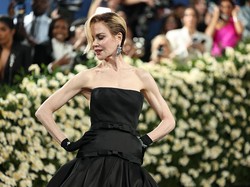 Pamela Anderson Pamer Poni Mikro, Nicole Kidman Rambut Pixie di Met Gala 2025