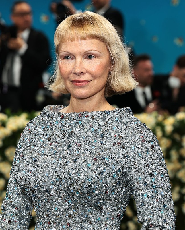 Sejak beberapa tahun terakhir ini, Pamela Anderson membuat langkah berani dengan tidak menggunakan makeup. Bintang Baywatch itu bahkan tidak menggunakan maskara.  Foto: Getty Images for The Met Museum//Dimitrios Kambouris