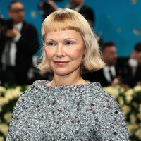 Sejak beberapa tahun terakhir ini, Pamela Anderson membuat langkah berani dengan tidak menggunakan makeup. Bintang Baywatch itu bahkan tidak menggunakan maskara.  Foto: Getty Images for The Met Museum//Dimitrios Kambouris