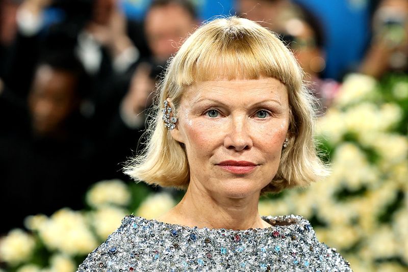 Pamela Anderson dan Nicole Kidman tampil dengan gaya rambut baru di Met Gala 2025