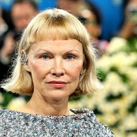 Pamela Anderson tampil unik dalam perhiasan Pandora yang dirancang khusus untuk gaun Tory Burch yang dipakainya. Menggunakan 24 karat berlian buatan laboratorium dari tampilan Met Gala terdahulu Pamela, Pandora menciptakan ear cuff dramatis yang serasi dengan bros milik sang putra, Brandon Thomas Lee. (Foto: Theo Wargo/FilmMagic)