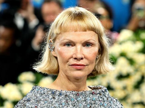 Pamela Anderson dan Nicole Kidman tampil dengan gaya rambut baru di Met Gala 2025