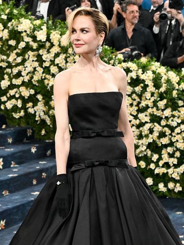 Pamela Anderson dan Nicole Kidman tampil dengan gaya rambut baru di Met Gala 2025